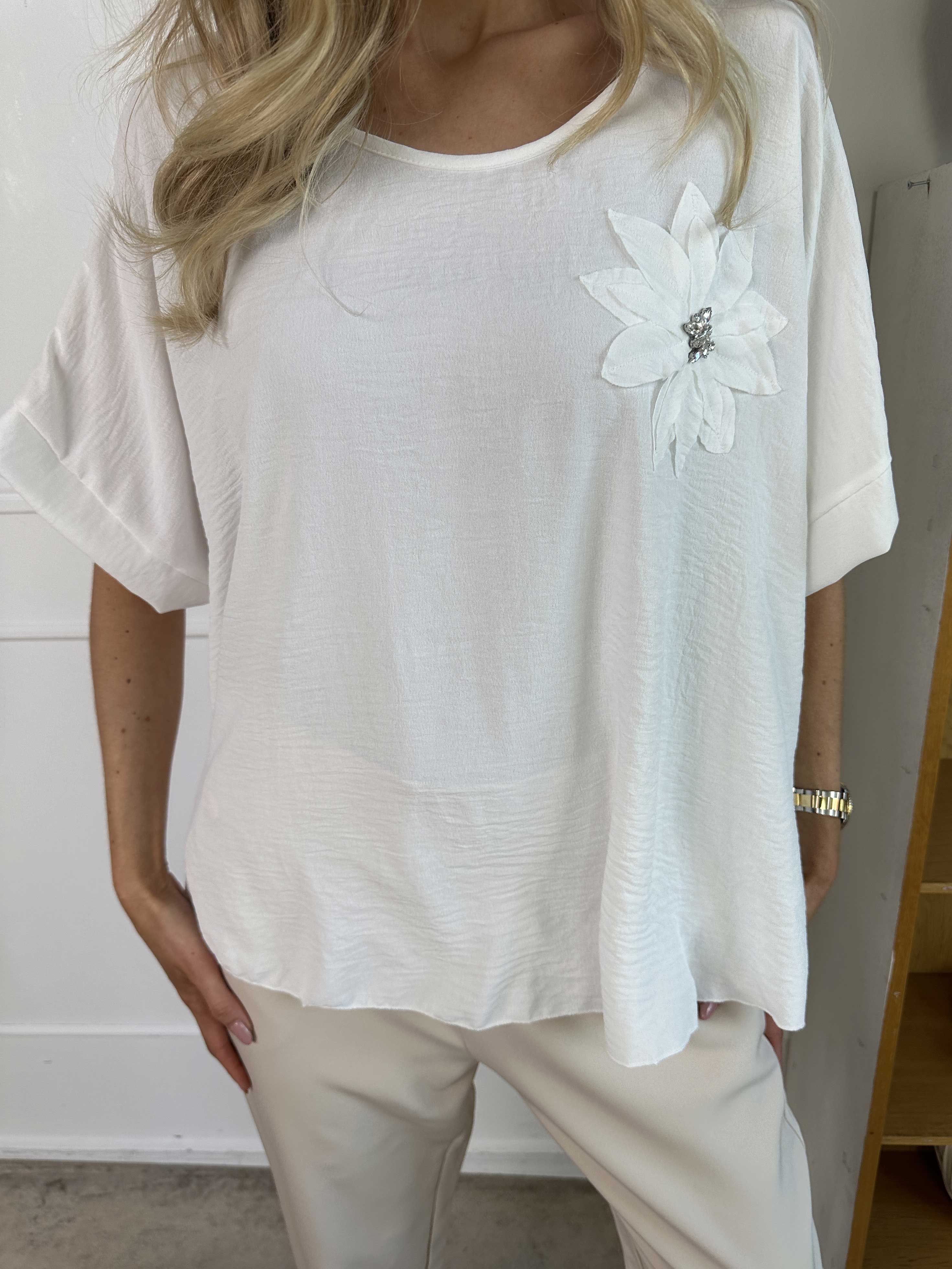 Tabisha - Sød let tunika med blomst og similisten på brystet